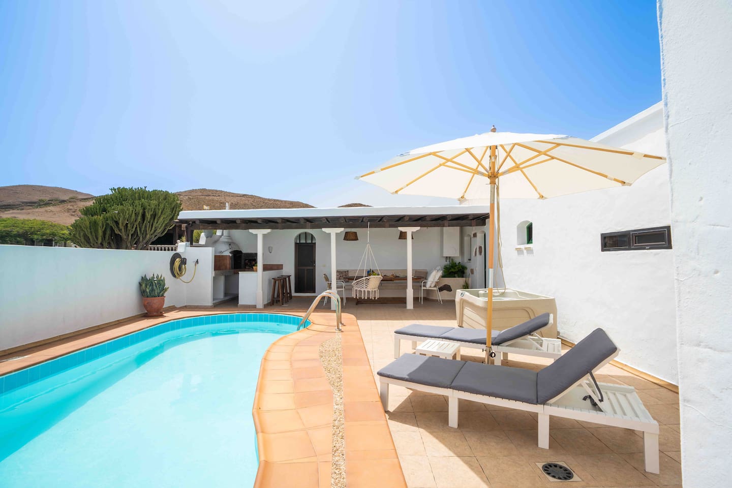 Villa with amazing views, jacuzzi and private pool