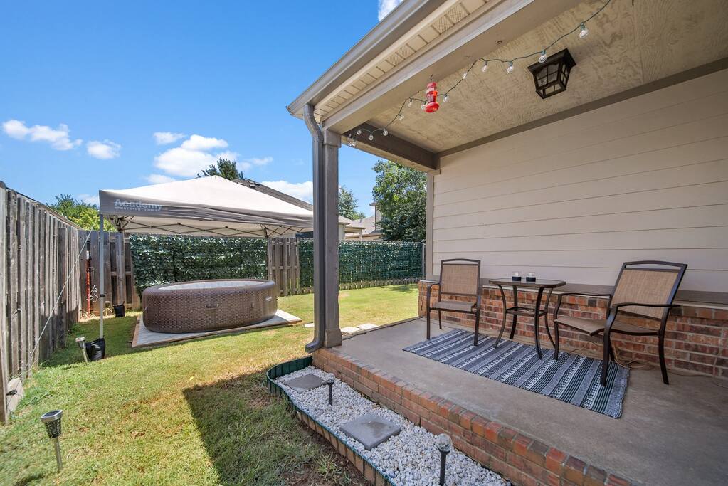 NWA Retreats: The Cozy Hot Tub + Game Room Home in Fayetteville