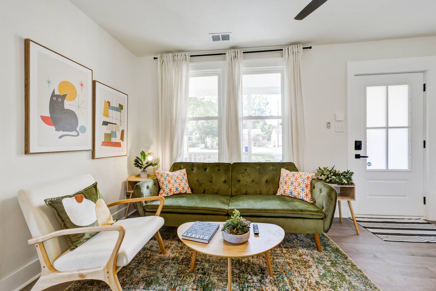 The Artist~Cute 2BR~Easy Drive to downtown CHS