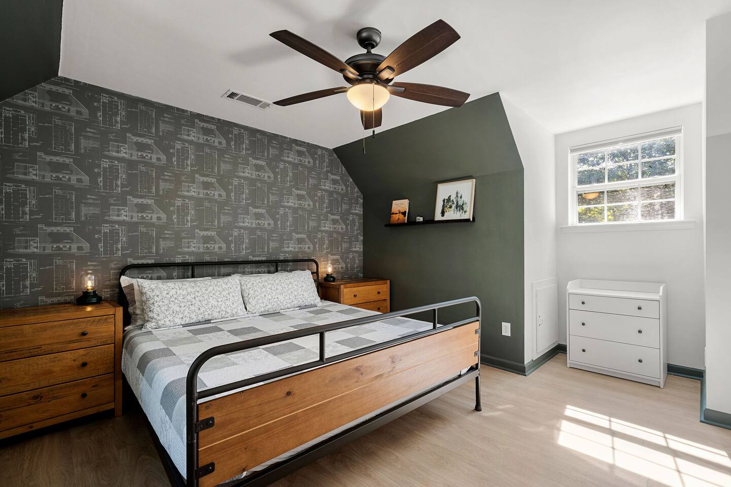 Charming Lakehouse w Pool, Sauna & Boat Dock