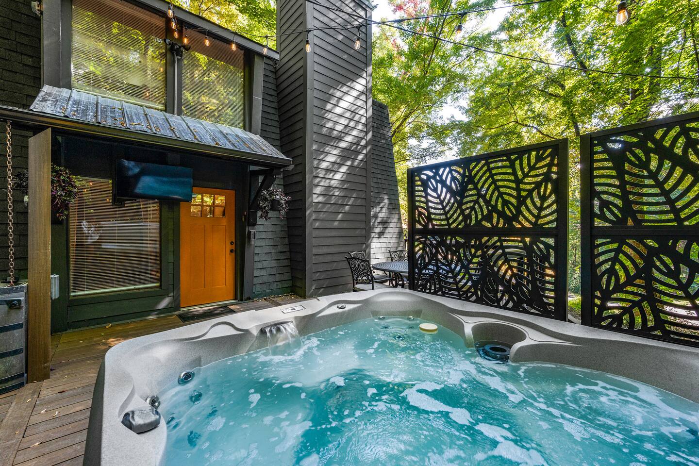 Prime Location Cabin, 1 Mile to G-burg, Hot Tub