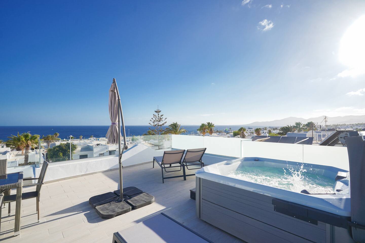 Rooftop sea view with Jacuzzi and A/C