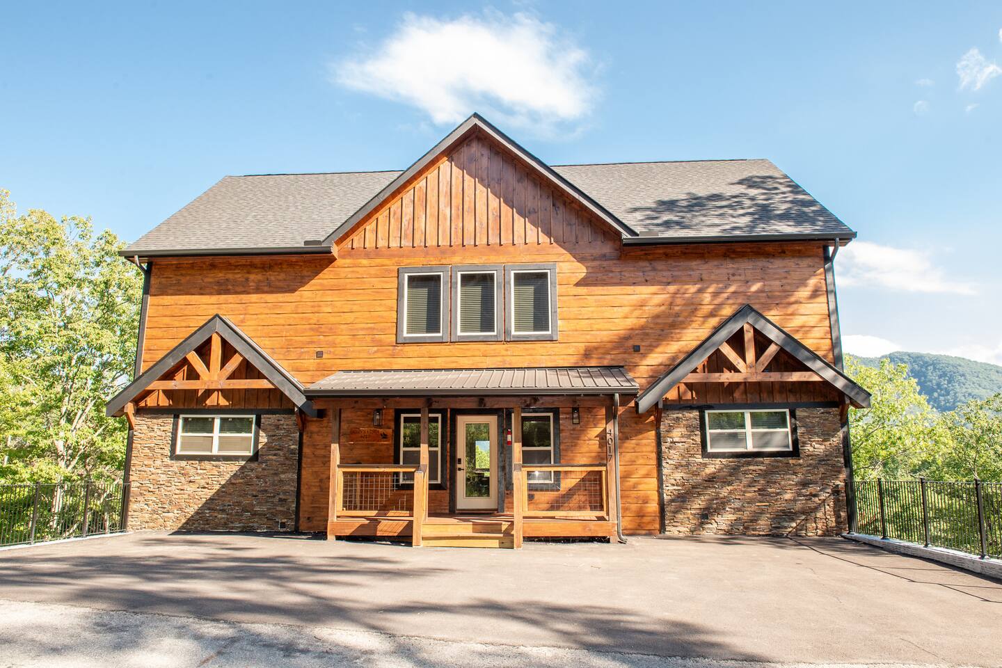 Large Lux Cabin-Pool Community-3600sq ft-Parking