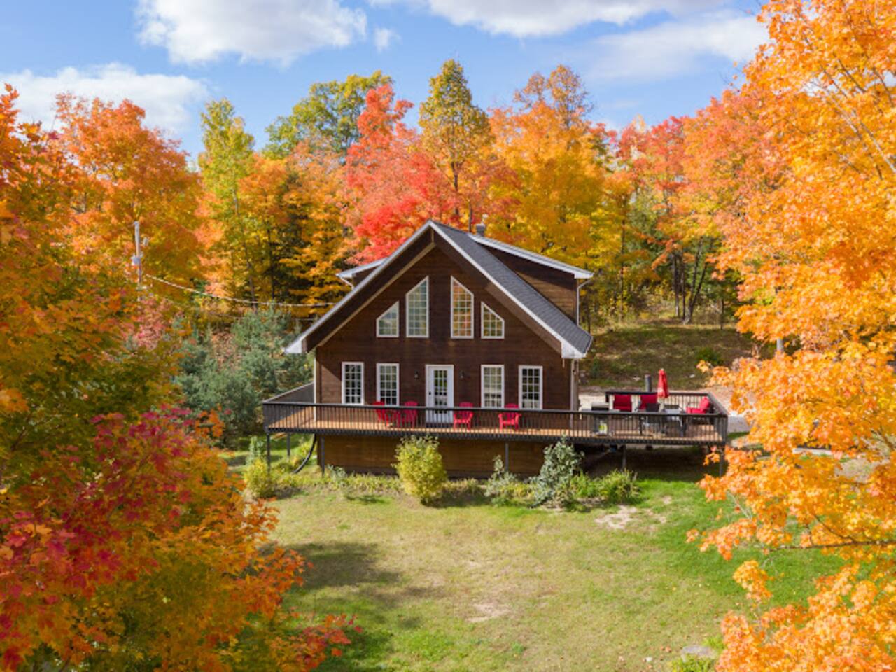 Spacious Waterfront Chalet with a Sauna and Hottub - Holiday Home