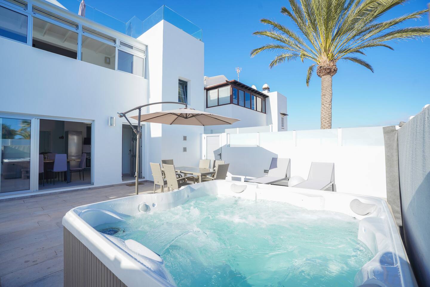 Luxury Solarium, Jacuzzi, A/C and Wi-fi