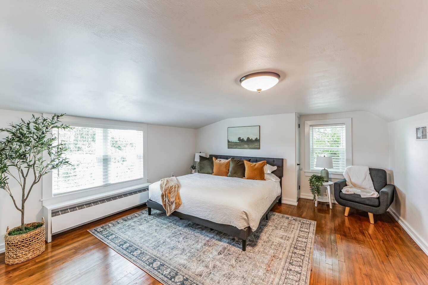 Unique Cottage + King Bed + Kids toy room