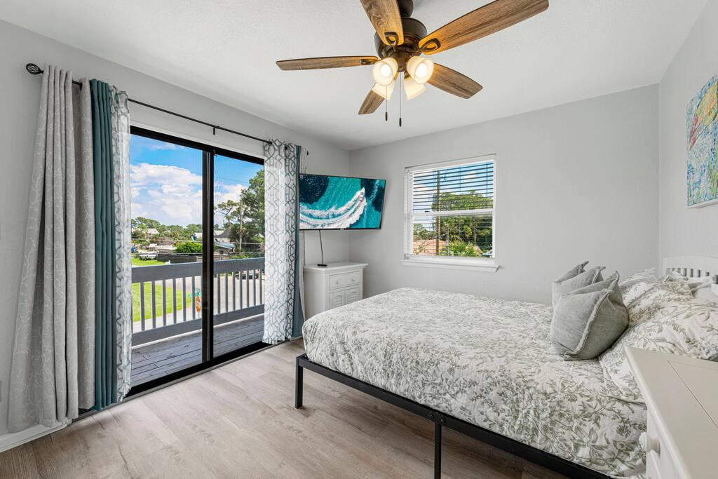 5 min to Beach. Free golf cart. Fenced backyard