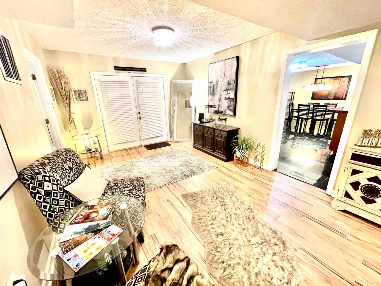 Retreat Queen w/ Futon in Suburb