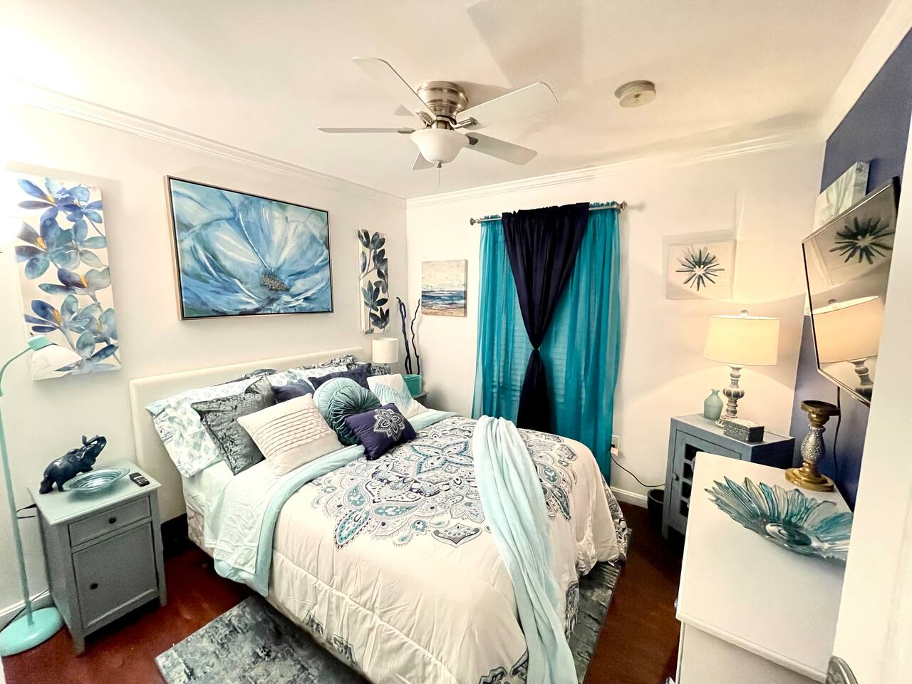 New Management! Love Suite - Full Bed Shared Bath