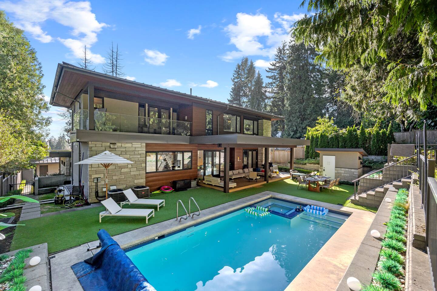 "NEW" Mansion Near Capilano Bridge: Pool, HotTub