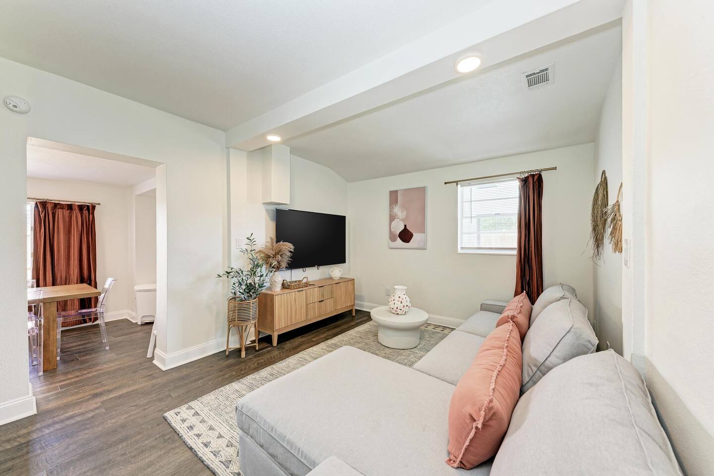 Cozy luxurious Home|Sleeps 8| Central Location!