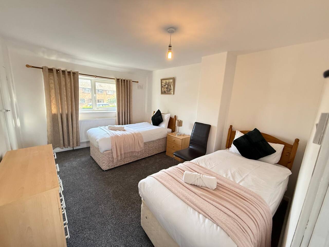 King size bed Fast Wi Fi, Garden space, parking,