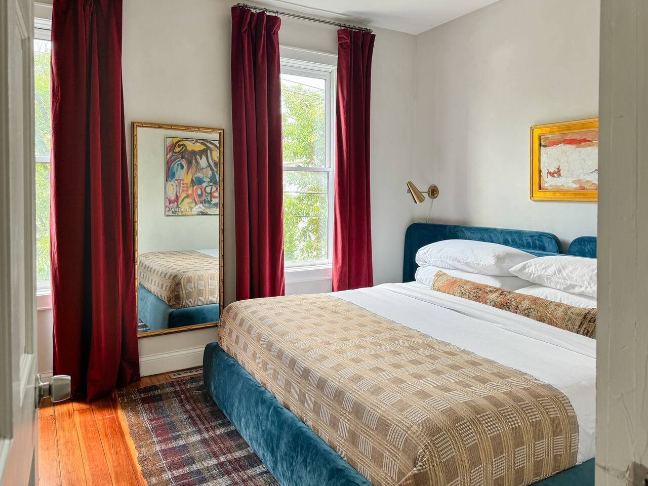 The Willem:  Steps from Schiller Park!