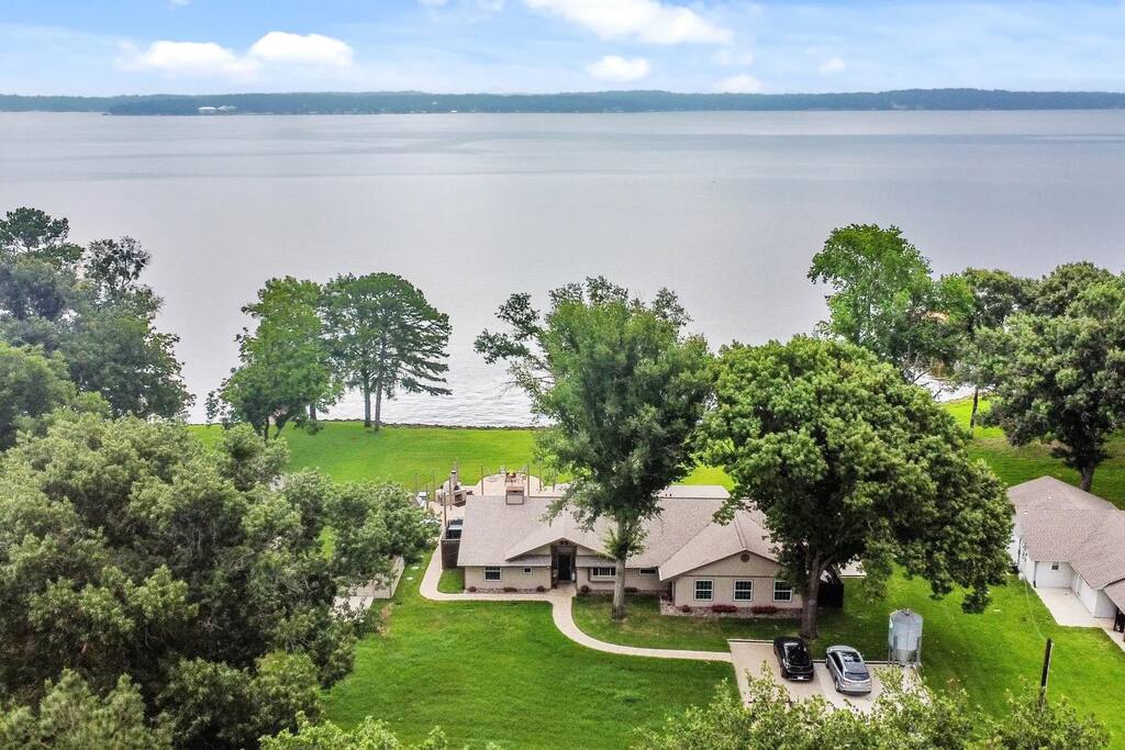 Legends Retreat - Luxury on Lake Palestine