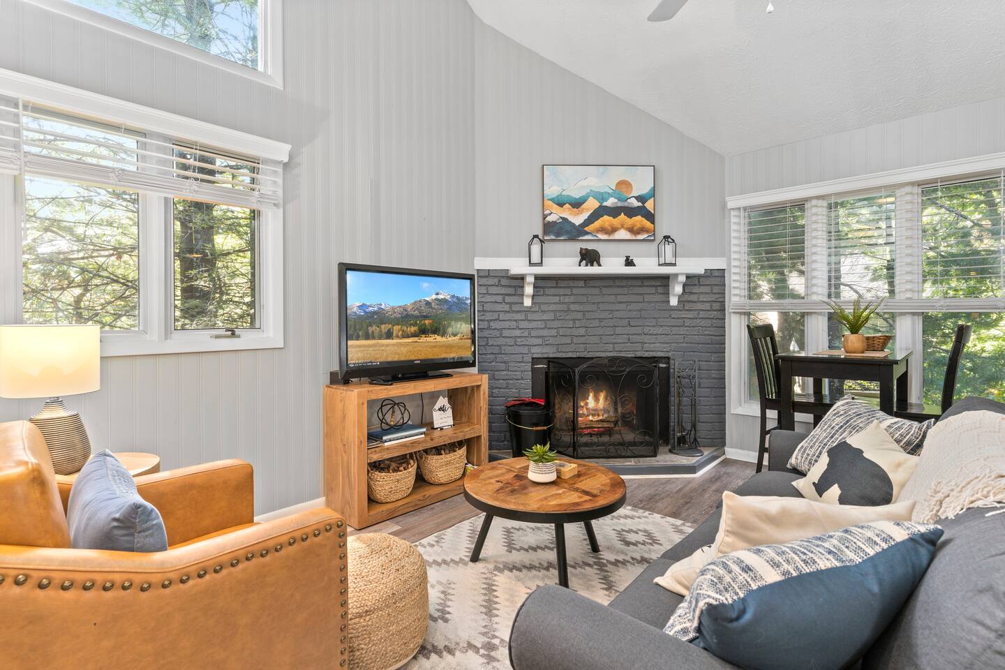 Stylish*Updated*Central*Walk to Slopes*Dogs OK!