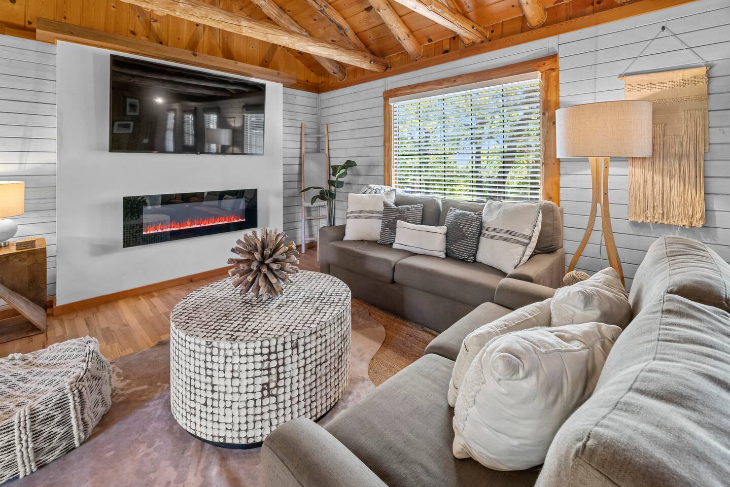 Table Rock Lake Retreat w/ Firepit + Spacious Deck