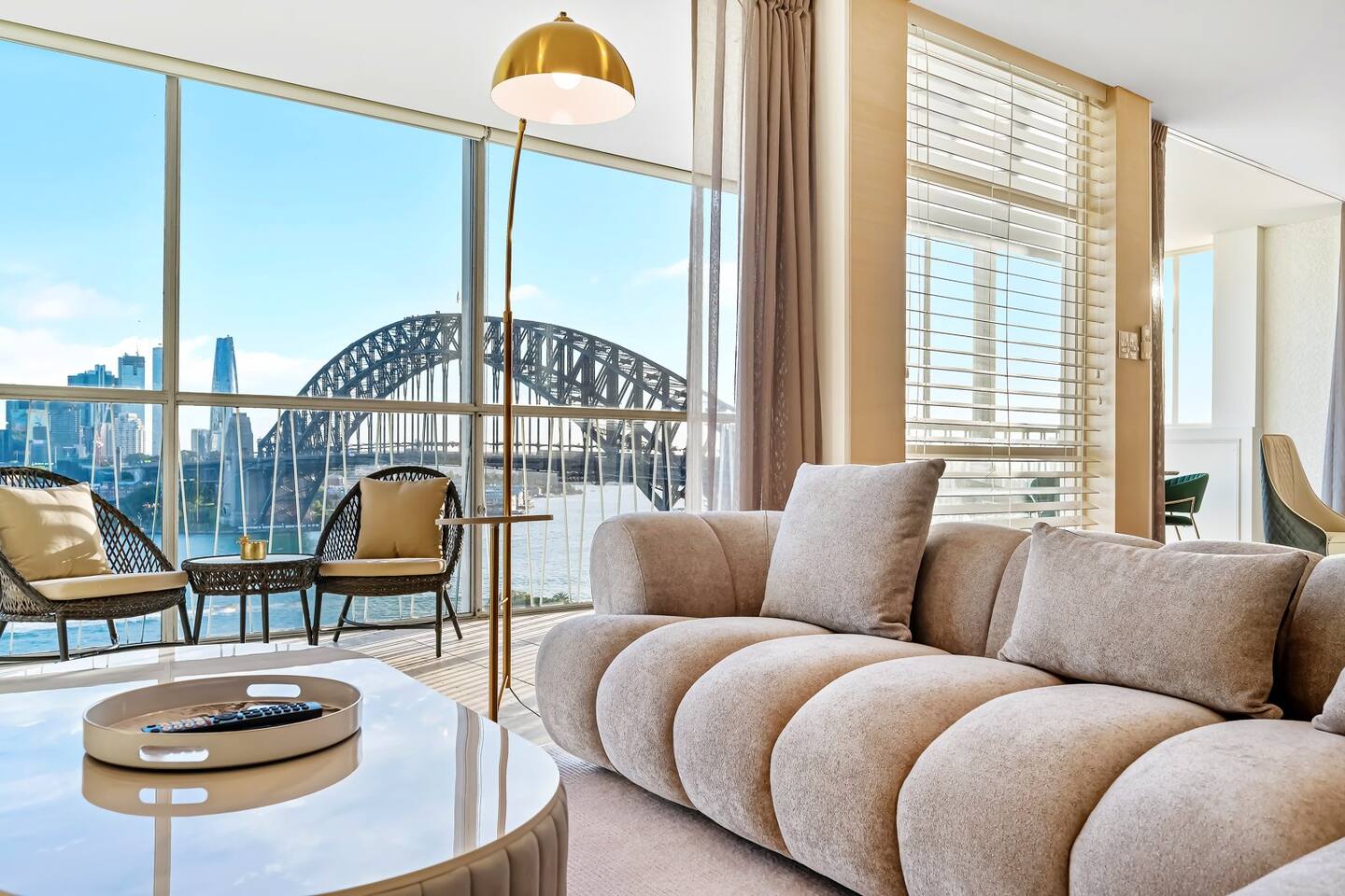 Sydney's Landmark Views from Luxury 2Bd Apt