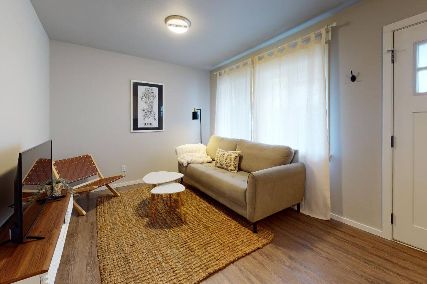 Hazel's Hideway: Cozy apt, Roku TV,  AC, walkable