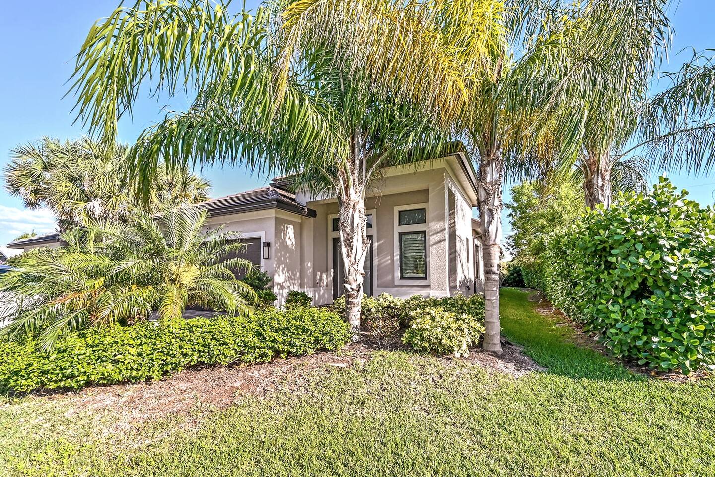 Bella Casa Beach 4BR. 3.5BA Retreat + Heated Pool
