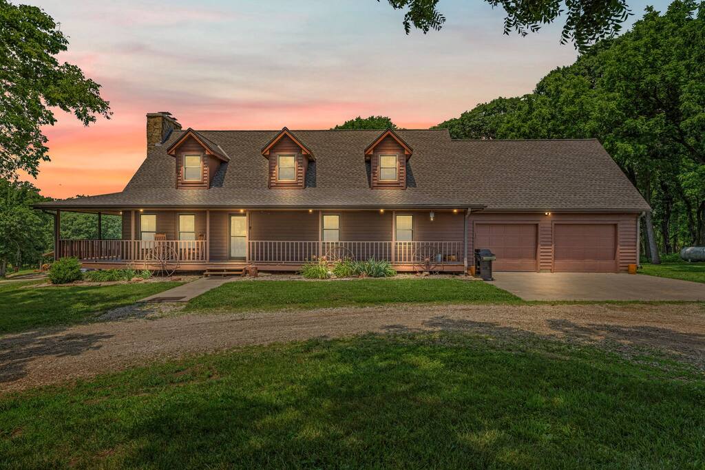 5 mins to Lake! Fire pit, outdoor space!