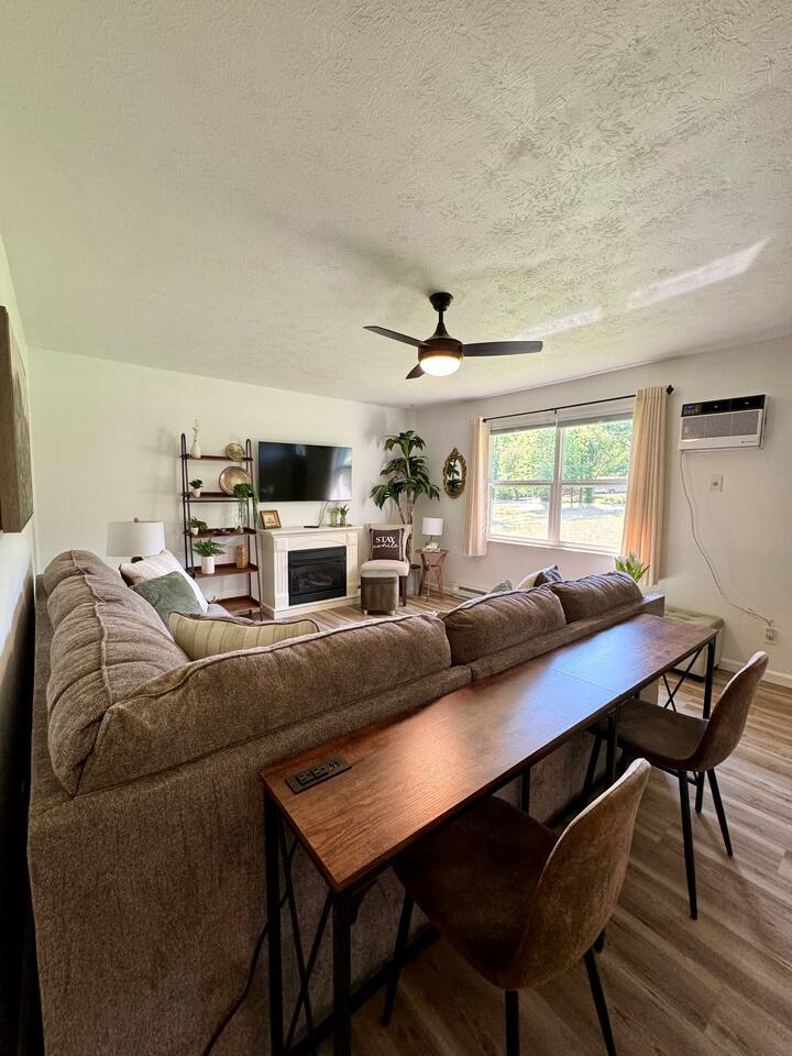 King Bed | Pet Friendly Watts Bar No Chore Stay