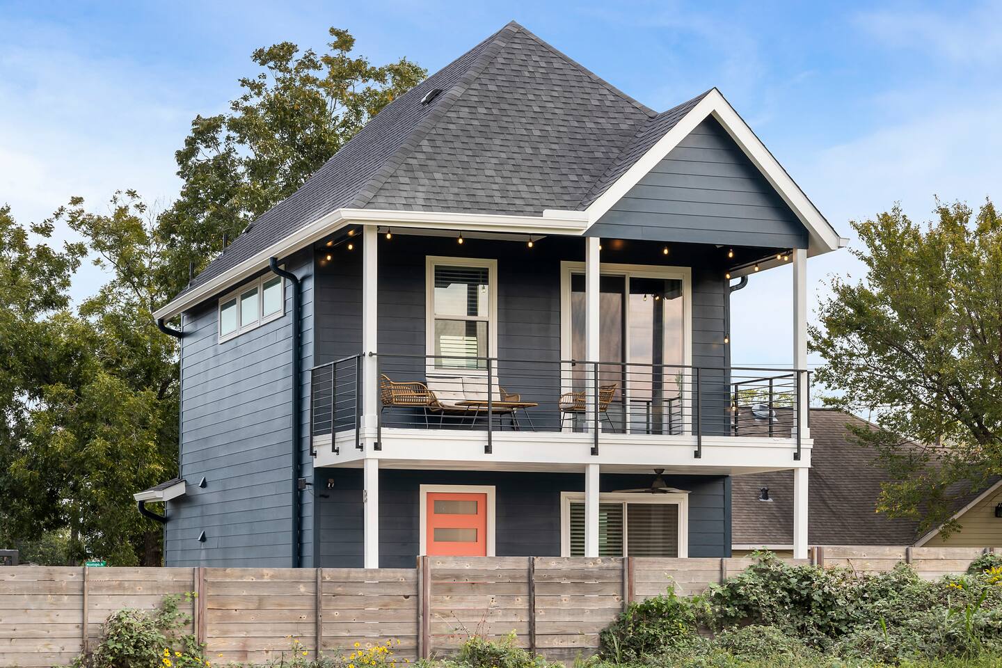 Downtown Gateway: Stylish Nest Near Austin Airport