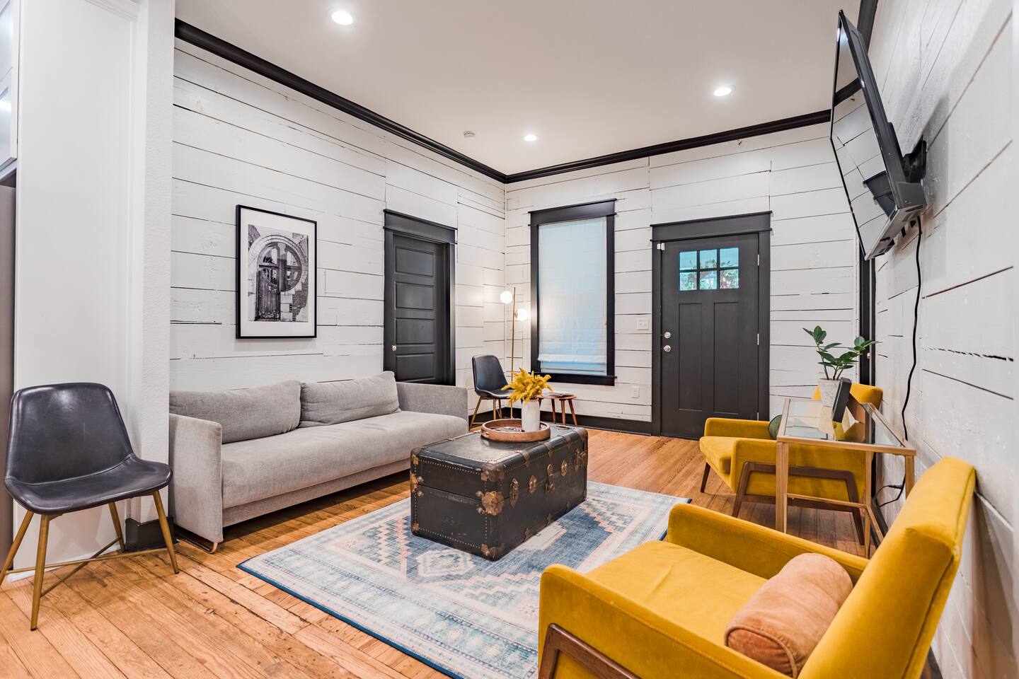 The B&W House | Walk to Magnolia