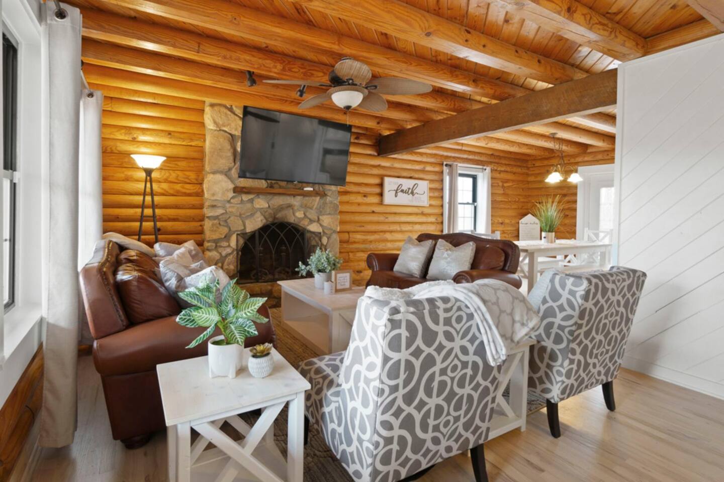 Renovated 5BR/3BA Cabin w/ Rec Room