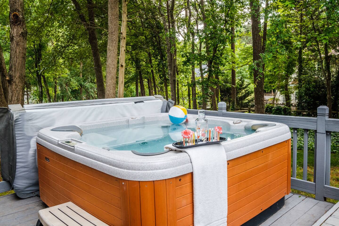 Hot tub / Suburban / Comfy