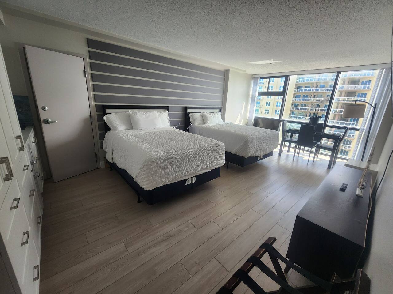 Elegant Daytona Beachview Studio, pool, tiki bar