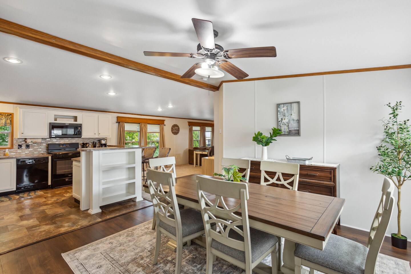 1 mile to Strasburg RR+King Bed