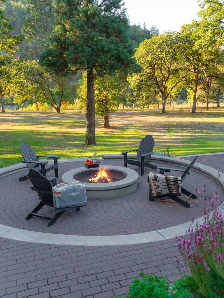 Luxury Riverfront Escape- 
Hot tub & Fire Pit