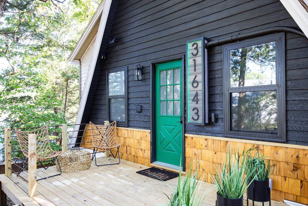 Emerald A Lakefront w/ Hot Tub