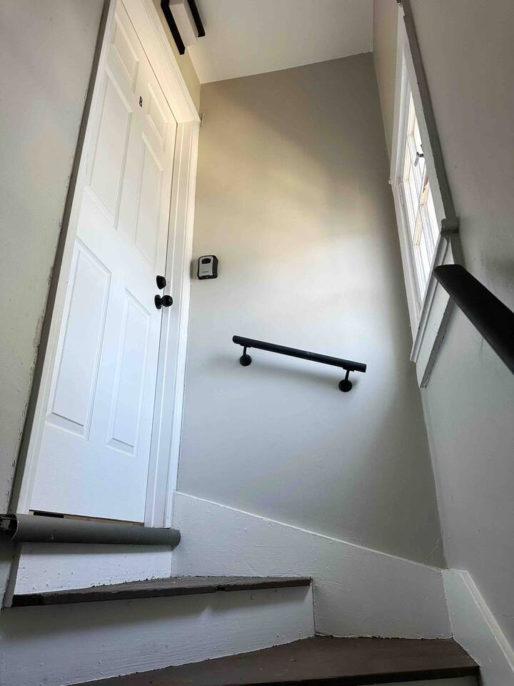 Rotherwood Roost / 2BR/1BA Apartment near UE