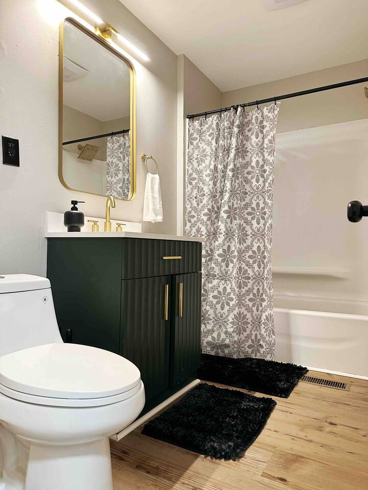 Rotherwood Roost / 2BR/1BA Apartment near UE