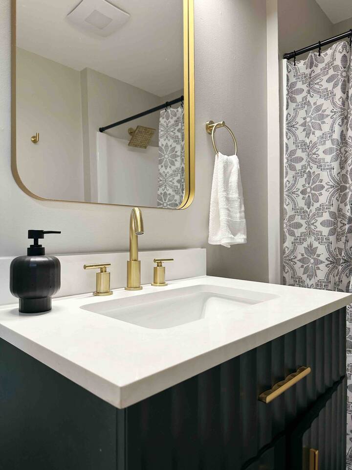 Rotherwood Roost / 2BR/1BA Apartment near UE