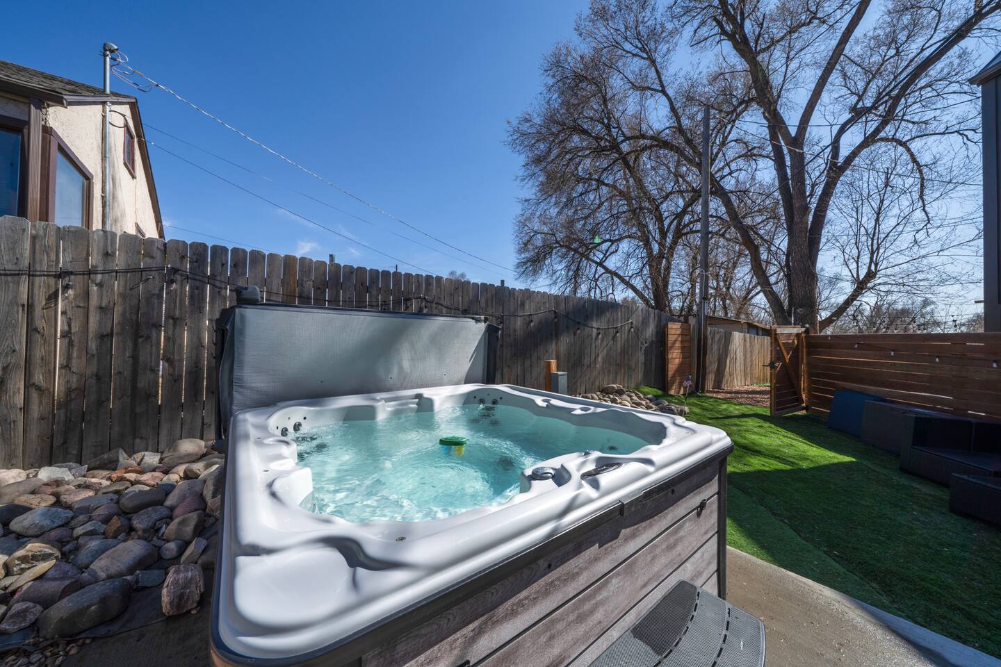 Downtown Gem: Hot Tub, Movies, Games, Dog Friendly