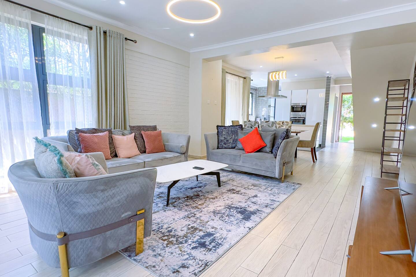 Lovely 3 bedrooms unit with Pool and Gym (Sitari)