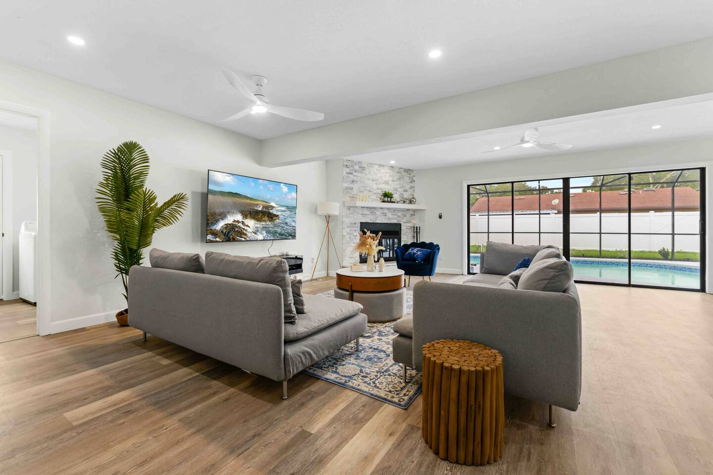 Luxurious Pool Home/ Sleeps 8/ 10 mins to Airport