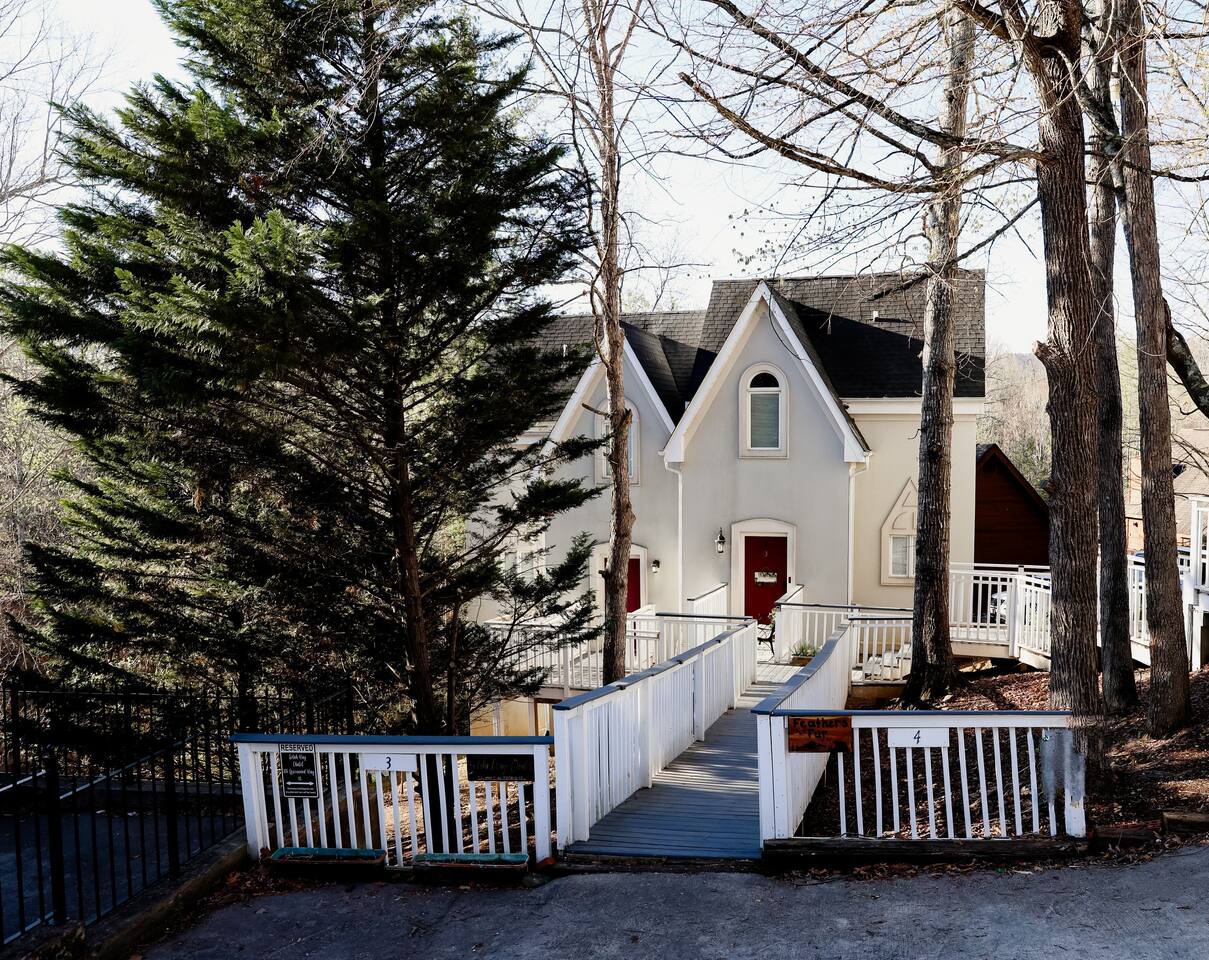 2MBR/2.5BA, easy access, hot tub, firepit, arcade. jacuzzi