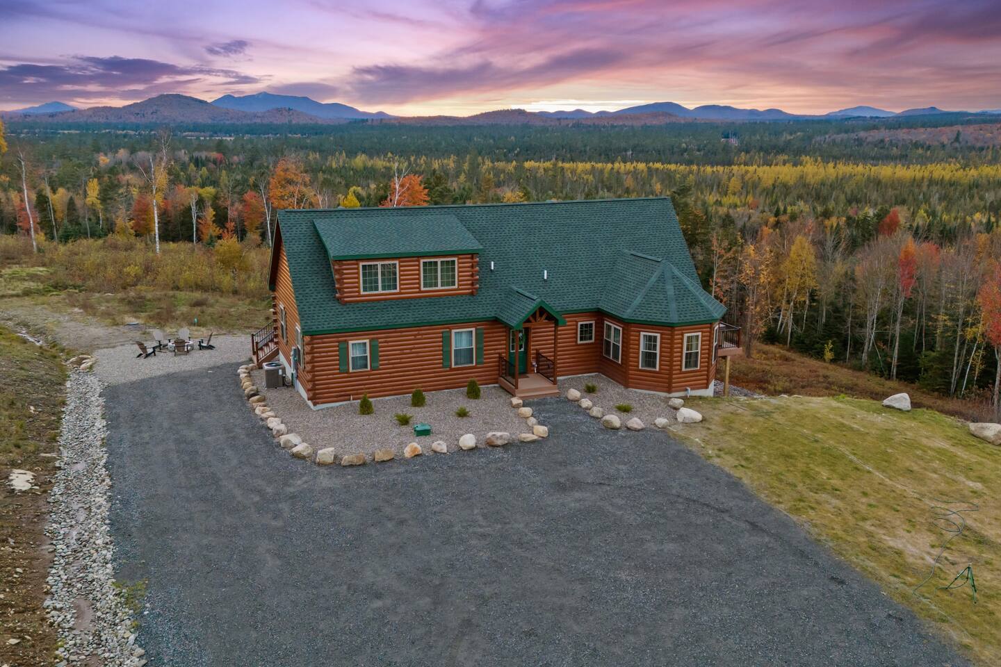 MtnView+Hottub+Lg Outdoor Area