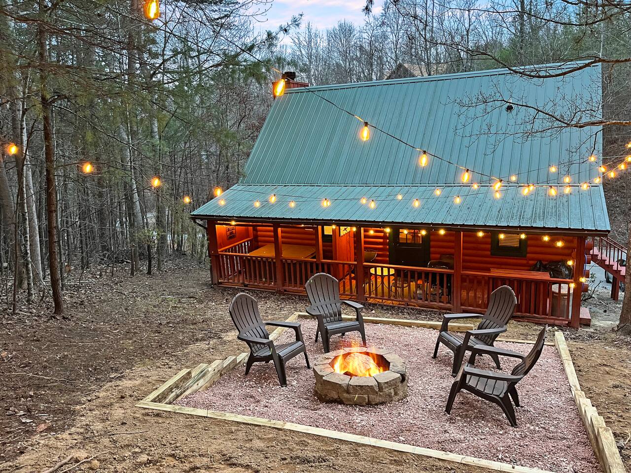 Honeymoon cabin! HotTub, Firepit, King Bed, Pets!