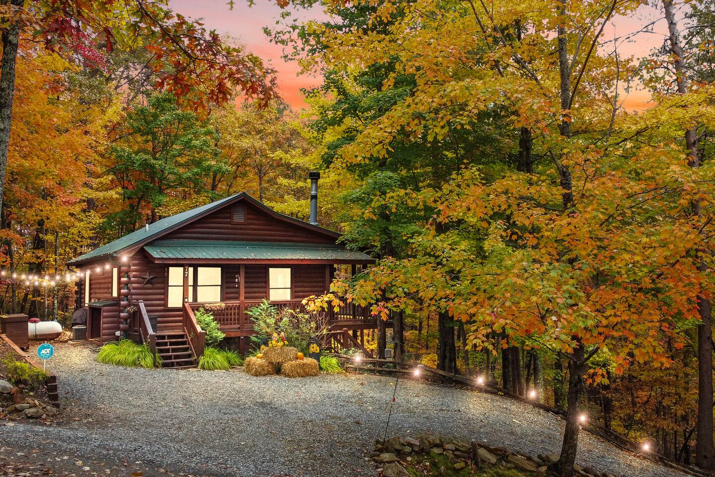 Couples Paradise! HotTub | Firepit | 100s of 5*s