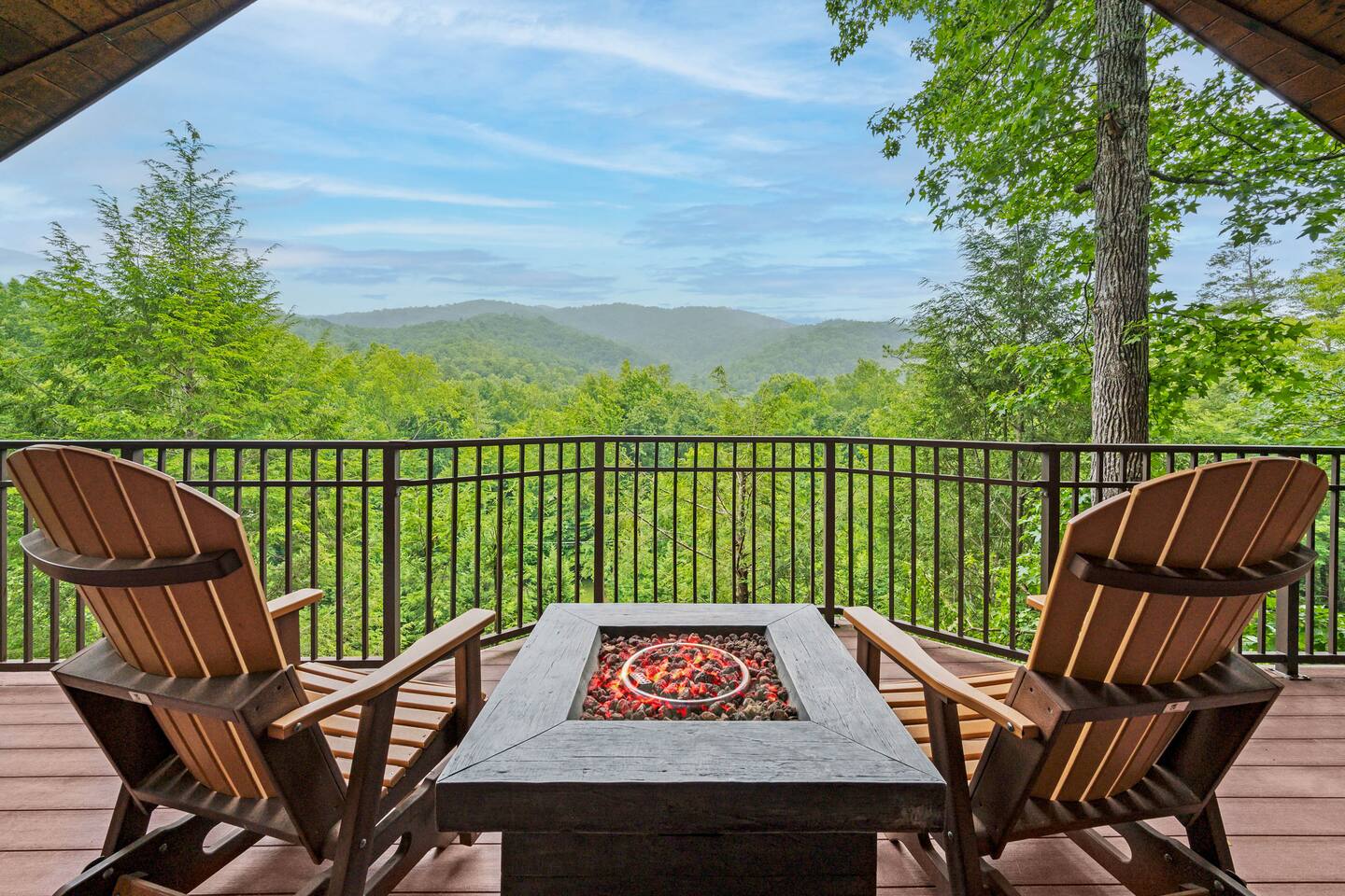 Stunning VIEWS, Hot tub, Luxury Touches, King Bed!