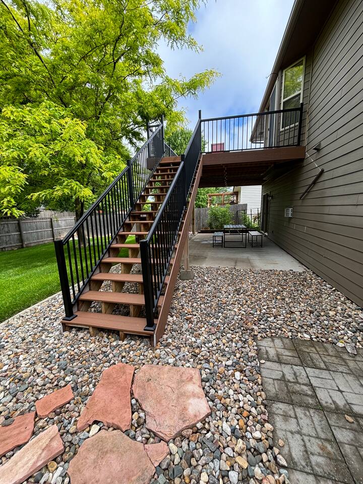 Bee’s Knees Lounge #9: Spacious • Golf • Yard