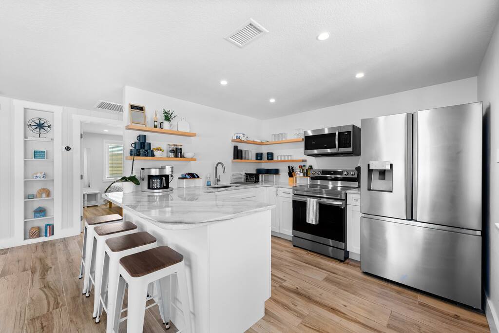 Bright & Modern Getaway - Walk to Beach and Dining