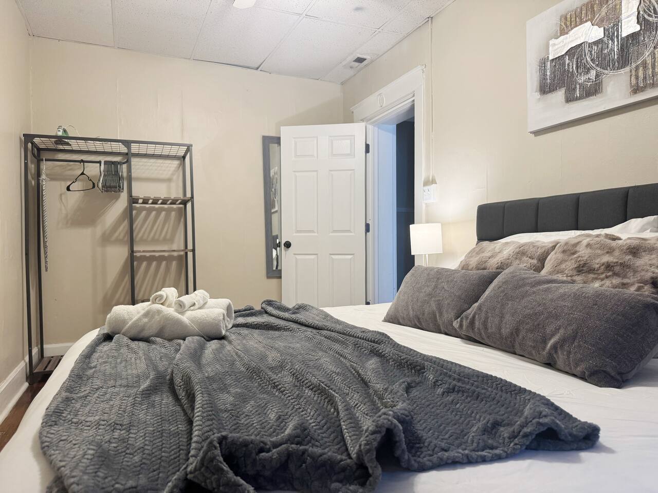 Steps from Riverfront Downtown EVV 1BD/1BA Apt