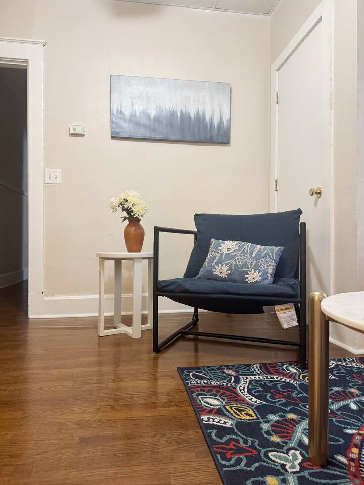 Steps from Riverfront Downtown EVV 1BD/1BA Apt