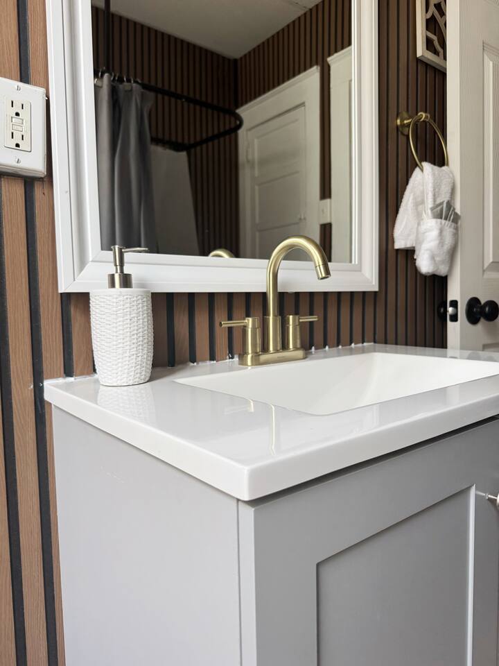 Steps from Riverfront Downtown EVV 1BD/1BA Apt