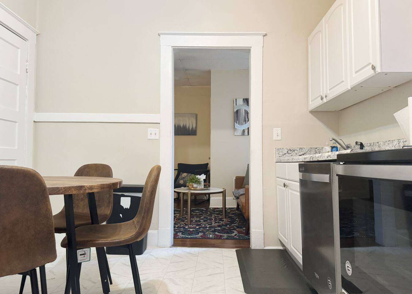 Steps from Riverfront Downtown EVV 1BD/1BA Apt